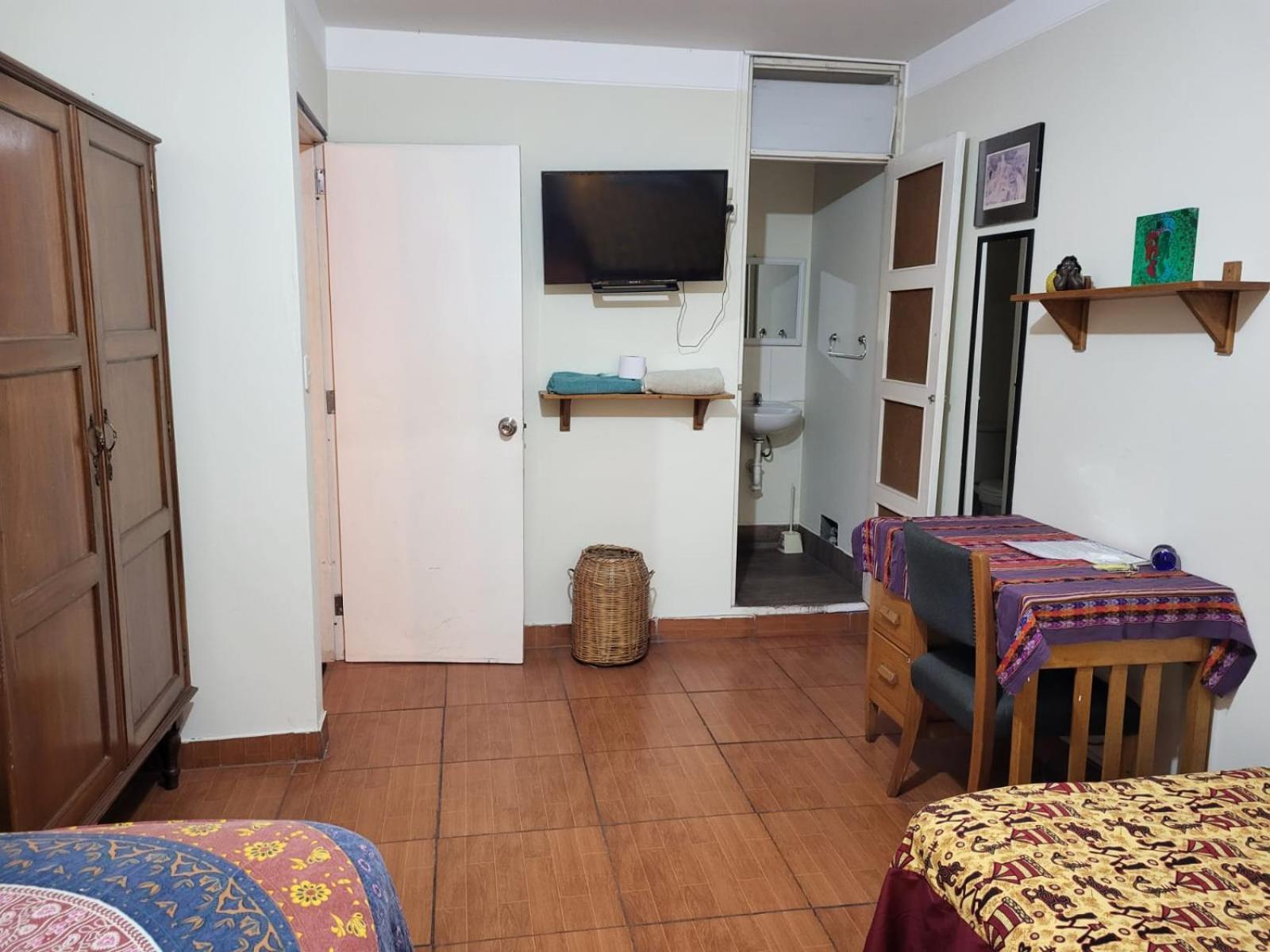 Con Dos Camas, Bano Privado, Terraza Y Cocina Compartida En Miraflores *
